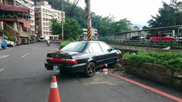 楊姓婦人轉彎不慎開車自撞護欄，險些衝入土城區青雲路大排。（記者吳仁捷翻攝）
