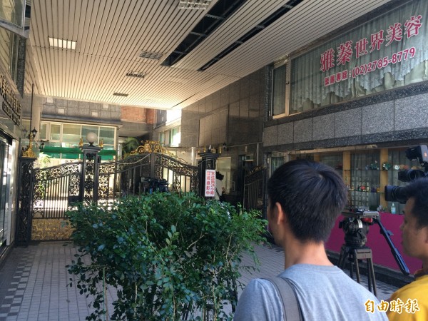   北市南港區一棟大樓發生兇殺案，警方到場勘驗中。（記者邱俊福攝）