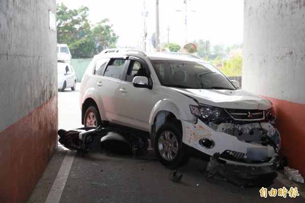 機車遭休旅車撞入涵洞釀2死，交大生買球衣遇死劫。（記者鄭鴻達攝）
