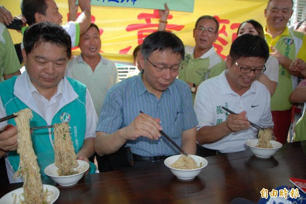 柯P魅力大，吃意麵時強調不幫總統參選人站台。（記者陳鳳麗攝）