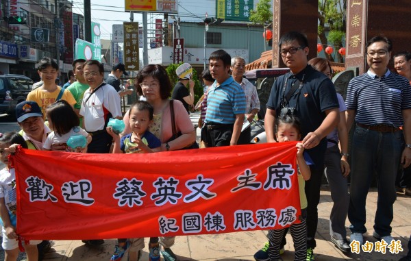 遭國民黨開除黨籍的前立委紀國棟（右一），今天服務處人員拉起「歡迎蔡英文主席」紅布條，公開表態支持蔡。（記者陳建志攝）