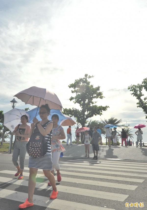 明（5）日各地高溫籠罩、天氣炎熱，民眾外出務必注意防曬，穩定的天氣將持續到7日。（資料照，記者黃志源攝）