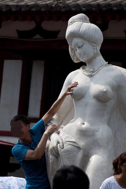 中國遊客拍照熱愛撫摸女性雕像胸部。（圖擷自《央視》） 