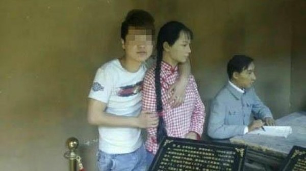 中國遊客對女性雕像襲胸。（圖擷自《央視》） 