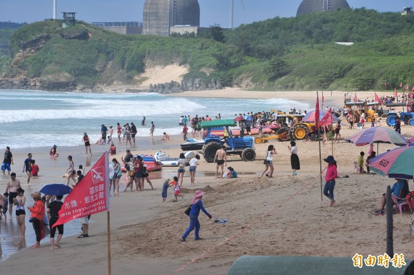 中客無視沙灘紅旗。（記者蔡宗憲攝）