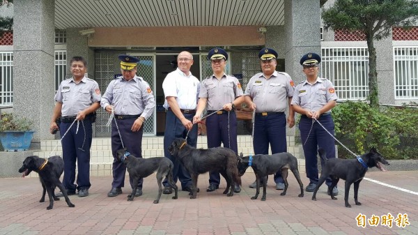 完成相關檢驗，關山警分局歡喜迎接5隻認養毛小孩回家。（記者陳賢義攝）