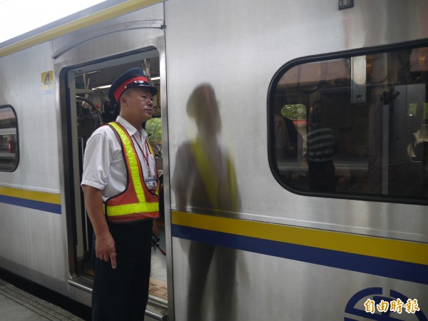 國慶連假加開區間快車疏導交通。（記者簡惠茹攝）