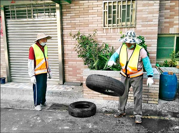 南市衛生局提醒民眾持續做好積水容器清除孳清，確保防疫成果。（記者王俊忠翻攝）