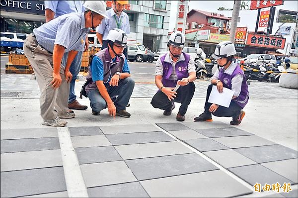 花蓮市公所爭取營建署一千四百多萬元工程經費，執行「建築物騎樓整平計畫」，先針對中山路、和平路和公園路進行改善。（記者王錦義攝）