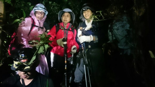 新北市消防局金山分隊花費7小時救下受困山區的6名登山客（記者吳昇儒翻攝）