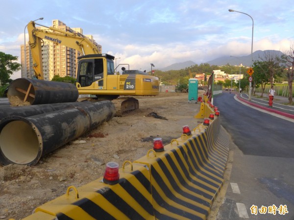 淡海輕軌第一期工程持續進行，濱海路、中山北路二段口的基礎工程遇上自來水管線，遷管期程待安排。（記者李雅雯攝）