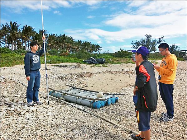 屏東高中研究後灣開發與陸蟹議題過程，進行實地測量。（國立屏東高中提供）