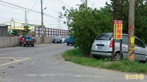 農用搬運車與自小客車在路口發生車禍，自小客衝進右邊的果園，農用車則撞左邊圍牆。（記者余雪蘭攝）