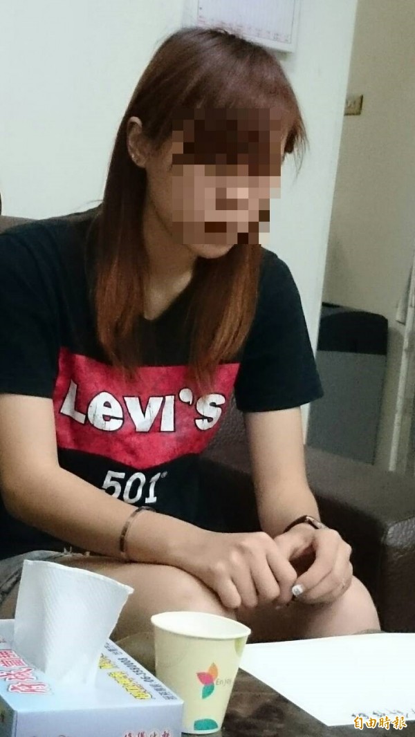 陳女被逮後臭臉一整夜，頻說下次再也不要夾娃娃。（記者王捷攝）