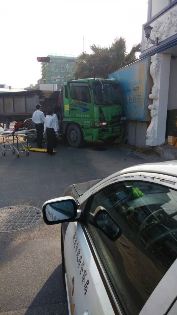 砂石車頭撞上牆壁。（記者吳政峰翻攝）