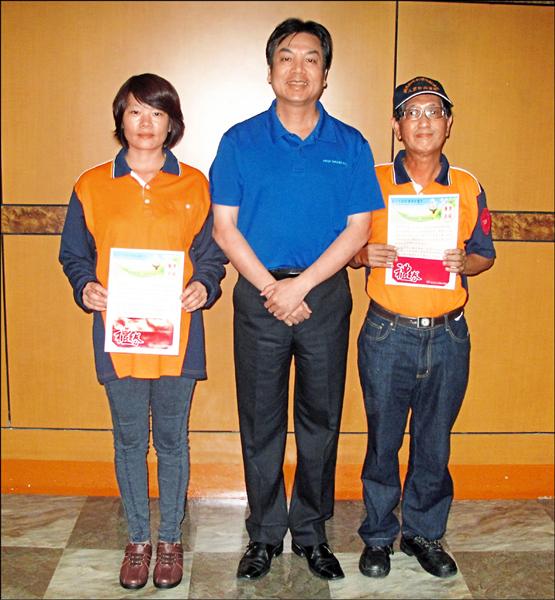 環保局長劉和然（中）表揚清潔隊員吳素描（左）、陳祖德（右）拾金不昧。（環保局提供）