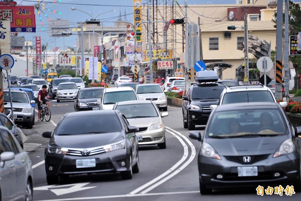 國慶連假週五登場，交通部估計車潮在週四下班時將湧現。（記者蔡宗憲攝）