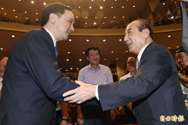 網媒再傳朱王配，國民黨主席朱立倫（左）與立法院長王金平（右）握手致意。（資料照，記者陳志曲攝）