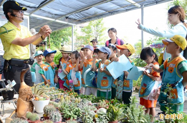 疫情趨緩，歸仁七甲花卉專區開學以來首見戶外參訪活動，氣氛熱烈。（記者吳俊鋒攝）