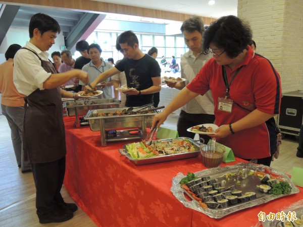 在地農特產品入菜，吸引民眾試吃品嚐。（記者林孟婷攝）