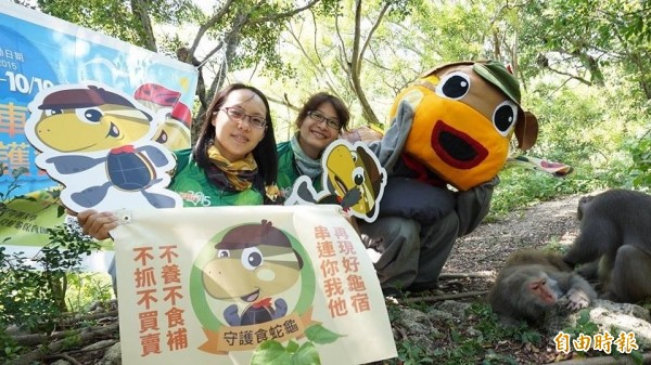 2015單車環島守護食蛇龜活動來到高雄柴山，不過，獼猴（右）淡定理毛，並不領請。（記者黃旭磊攝）