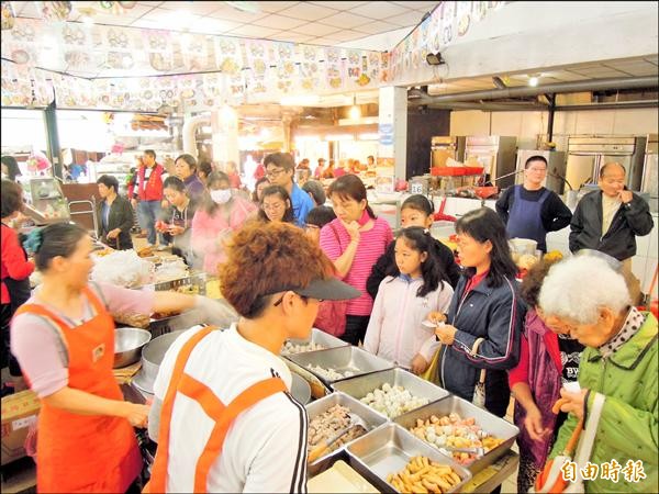 去年十一月蘆洲市場轉型美食廣場，重新開幕營運。（記者賴筱桐攝）