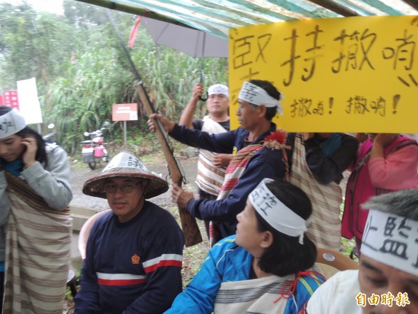 新竹縣五峰鄉桃山村土場部落族人以獵槍鳴槍，表達他們的憤怒。（記者廖雪茹攝）