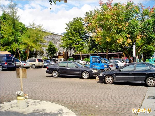 玉里火車站因停車空間不足， 旅客抱怨無處停。（記者花孟璟攝）