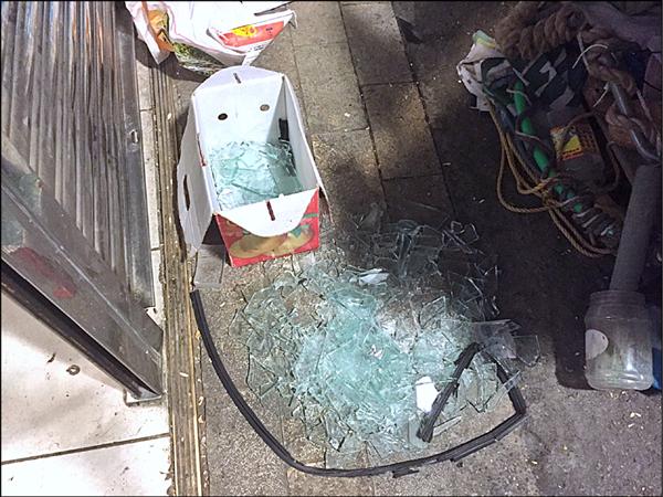 店內展示櫃被打破，玻璃碎片掉滿地。（記者劉濱銓翻攝）