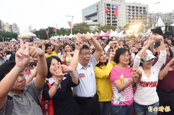 柯文哲出席升旗典禮，並與市民一起比出雙十的手勢，慶祝中華民國104年生日快樂。（記者簡榮豐攝）