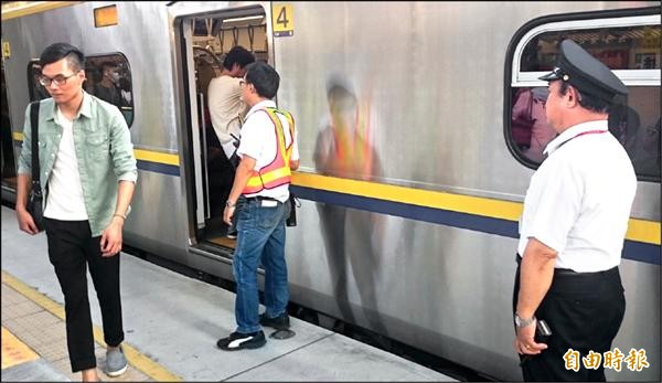 台鐵桃園臨時站除加強廣播，也派引導人員提醒民眾注意列車與月台間隙。（記者邱奕統攝）