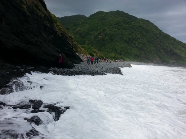 去年10月10日也發生43人受困，當時同樣海浪淹沒岸際。（記者蔡宗憲翻攝）