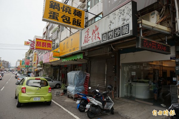 槍擊發生時，王男的車就停在美髮院前。（記者歐素美攝）