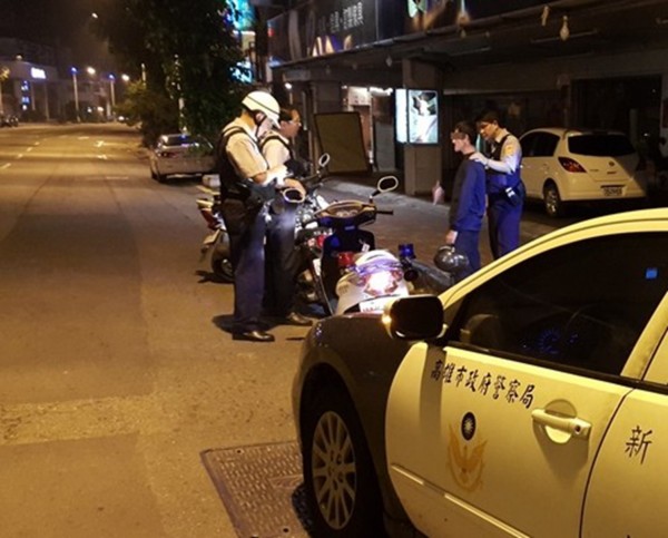 蘇姓竊盜通緝犯（右二）回眸一望警察反露餡，新興警方再多破1吸毒案。（記者黃良傑翻攝）