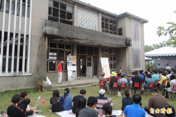 太康113首場活動「初秋饗宴」登場，與會民眾坐在老工作站前聽音樂，感受農村與土地的情感。（記者劉婉君攝）