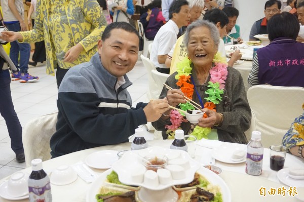 新北市府與財團法人佛光山慈悲社會福利基金會舉辦千歲宴，副市長侯友宜到場幫長輩夾菜。（記者張安蕎攝）