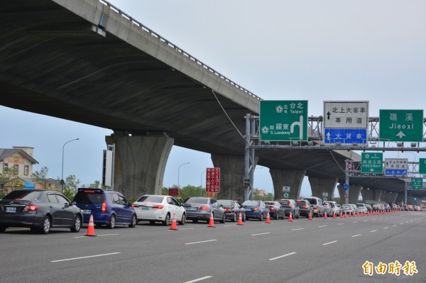 宜蘭交流道側車道，大批北上車流等著上國5。（記者江志雄攝）