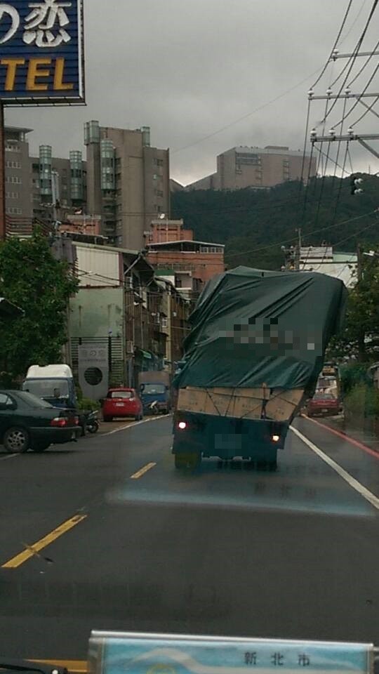 「歪腰貨車」。（圖片取自「爆料公社」）