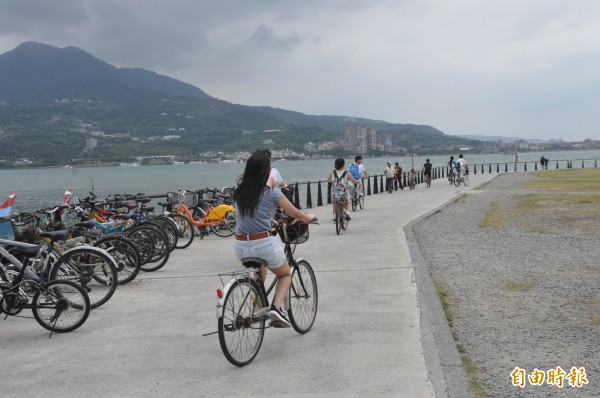 Ubike微笑單車進駐淡水後，嚴重影響當地單車業者生意。（記者郭顏慧攝）