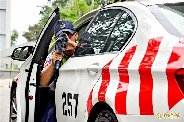 林男夜間開車行駛國道，超速被警方以雷射測速槍拍下，因測速槍畫面一片漆黑，不服取締，提行政訴訟，被法院駁回，圖為國道警察以雷射測速槍執法照。（記者彭健禮攝）