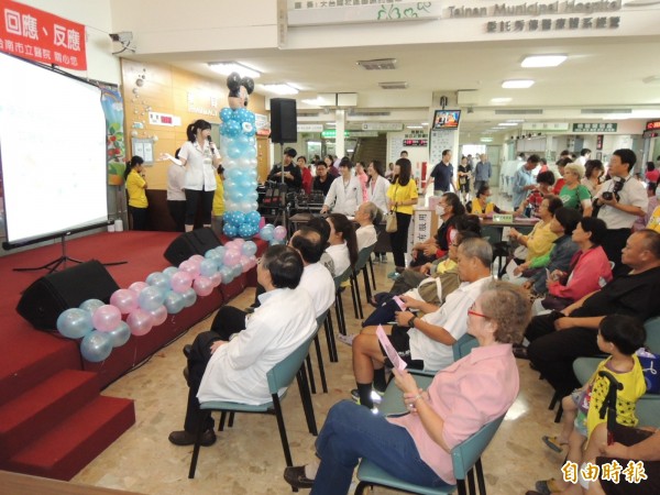 台南市立醫院結合登革熱疫情舉行民眾用藥安全宣導活動。（記者王俊忠攝）