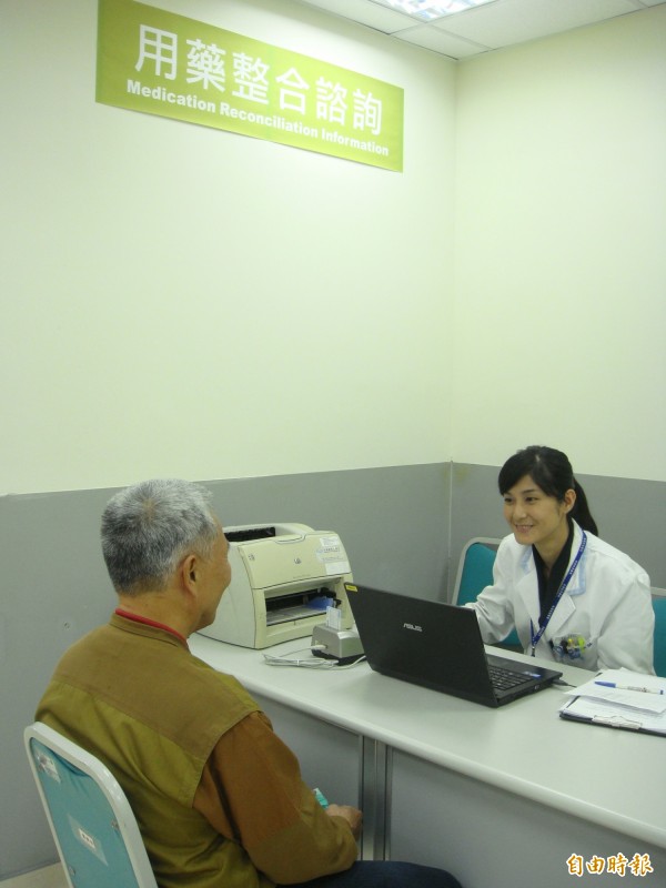新竹馬偕醫院即日起提供「用藥整合服務」。（記者蔡彰盛攝）