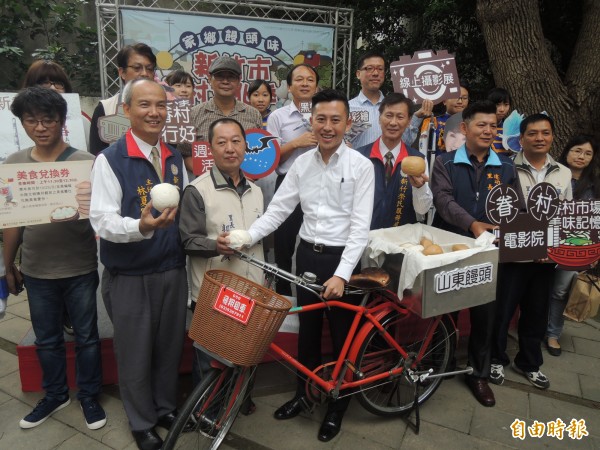 新竹市文化局推出眷村文化季，市長林智堅牽著古早鐵馬，邀請市民來品嚐眷村美食及體驗眷村文化。（記者洪美秀攝）