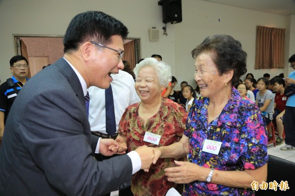 台中市關心老人健康狀況，推出「托老一條龍」政策，建構生活首都的福利制度。（記者黃鐘山攝）