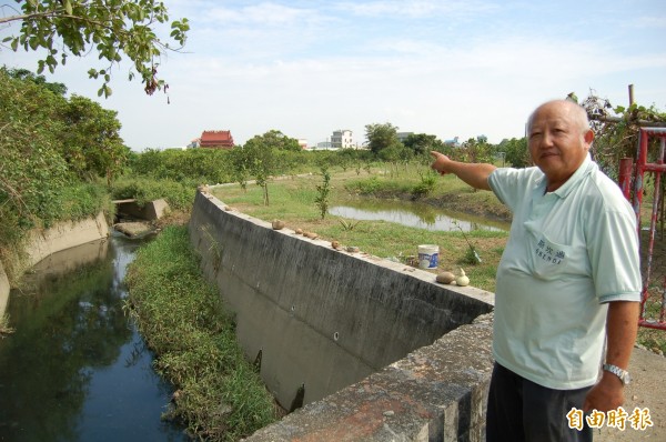 麻豆東北勢寮排水遲遲未見整體整治，造成水患年年淹慘兩旁柚子園、住戶，農民氣炸。（記者楊金城攝）