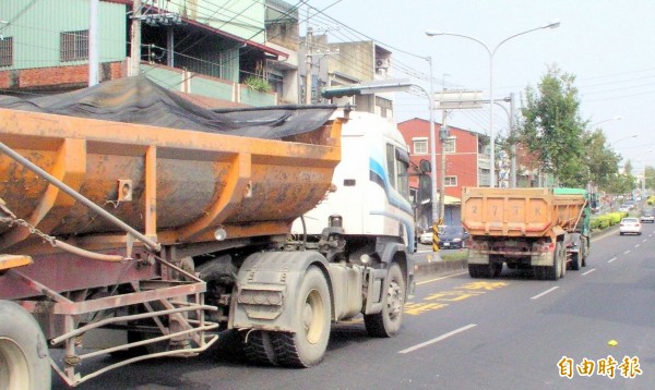 台3線南投縣名間路段經常可見砂石車一部接一部進出，致民怨四起。（記者謝介裕攝）