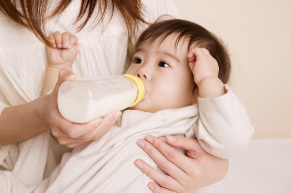 嬰兒餵食一般配方奶粉，要注意是否有「牛奶蛋白過敏症」可能出現嘔吐、脹氣、腹瀉或濕疹、蕁麻疹症狀。（記者蔡淑媛翻攝）