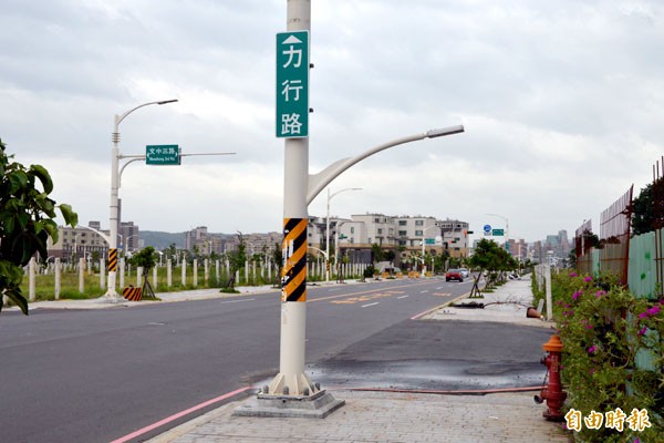 中路重畫區文中北路更名為力行路。（記者謝武雄攝）