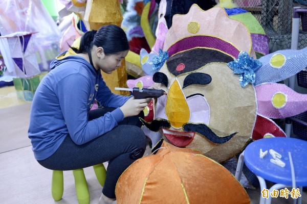 南鯤鯓廟五府千歲花燈加緊製作。（記者楊金城攝）