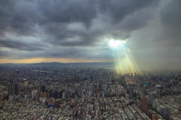 近日一名網友意外拍下101上空有如「耶穌光」的美麗奇景，令許多網友讚歎之餘，也直呼真是可遇不可求的難得奇景。（圖由「時間守護者 Evan Lin」提供）